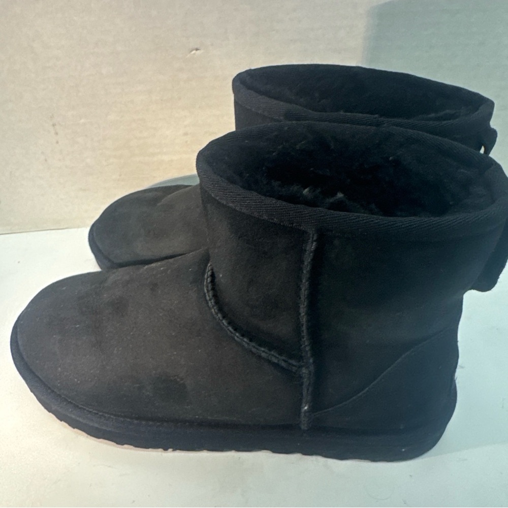 UGG Classic Mini II 1016222 Boots Black Sheepskin Ankle Women's Size 7 US 38 EU